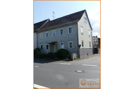 Doppelhaushälfte am Rande der Steinauer Innenstadt mit div. Nebengebäuden, Hoffläche, kleinem Garten - Steinau an der Straße