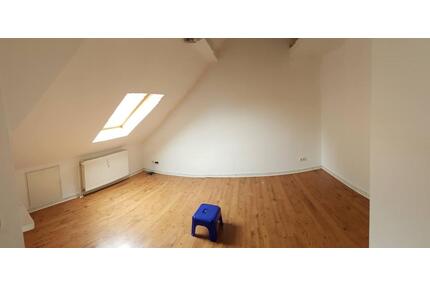 2-Zimmer-DG-Wohnung mit Einbauküche in Frankfurt am Main