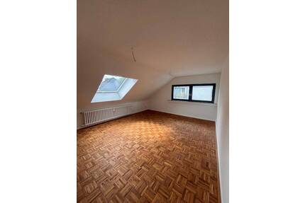 Bildschönes DG - Frisch Renoviert - 3 Räume - Küche - neues Wannenbad m. Fenster - Stellplatz - Mülheim an der Ruhr Broich