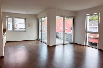 2-Zimmer-Wohnung (66,4 m²) m. Balkon, Einbauküche & TG-Stellplatz - Deining