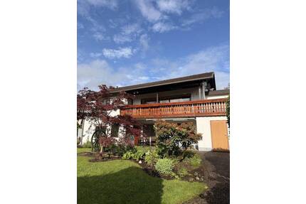 Gepflegtes Einfamilienhaus mit EBK, Balkon, schön angelegtem Garten und Aussicht - Waldbröl Biebelshof