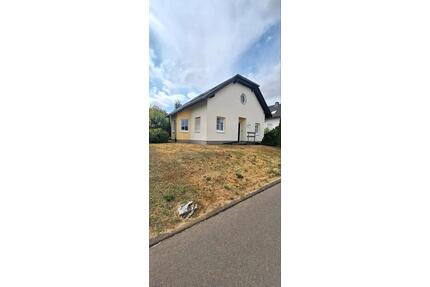Gepflegtes Einfamilienhaus mit 800m2 Grundstück zu verkaufen - Bundenbach