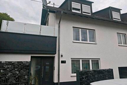 Charmante Doppelhaushälfte mit großer Terrasse, Balkon und Garage - Osann-Monzel
