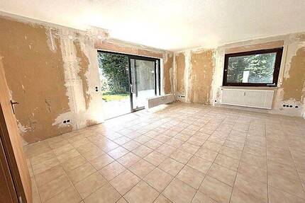 Helle 4-Zi. Erdgeschosswohnung mit Terrasse und Garten in ruhiger Wohnlage von Grunbach - Engelsbrand