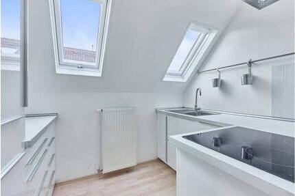 Helle 2-Zimmer-DG mit Küche, neue Fenster, Stellplatz + Wärmepumpe - Erzhausen