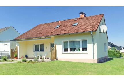 Sehr gepflegter Bungalow mit Vollkeller, Garage und Doppelcarport in ruhiger Wohnlage von Lage-Kachtenhausen